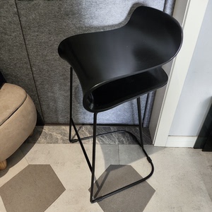出scylla龙森家具的北欧吧椅，黑色烤漆铁艺材质，吧椅高度