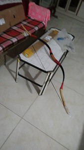 出一把自制的木制弓箭，包括一支木制弓和一个箭袋。弓的材质是竹