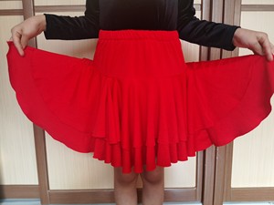 儿童拉丁舞单裙全是130码。红裙双层大裙摆，无鱼骨无锁边，但