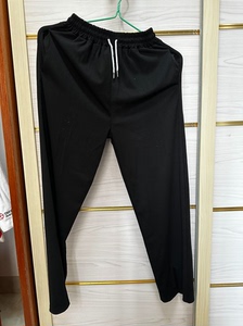 黑色长裤，仅穿一次，裤子料子厚有垂感，前裤脚做小开叉设计，显