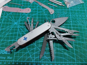 瑞士军刀改装定制，蜘蛛军刀，主打一个单手开合。方便实用，可定