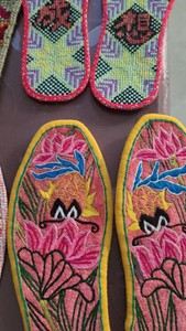 全新纯手工工艺鞋垫，从粘布到绘画剌绣都是纯手工一针一线做的，
