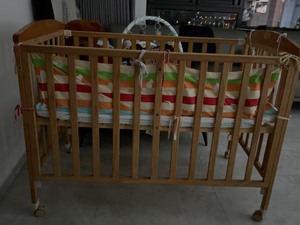 小龙哈比 榉木婴儿床 自用两年 送床围一套