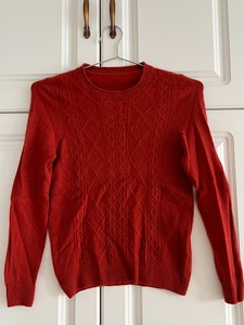 圣雪绒100%羊绒女款毛衣，铁锈红色，购于旗舰店，穿一次洗后
