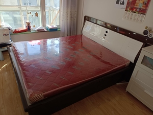 床垫加床，2米2长1米8宽，穗宝的10厘米厚。气压床箱，可能