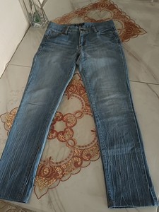 AIKEN爱肯品牌牛仔裤，腰围78厘米，裤长95厘米，细节如