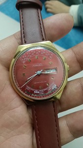 走时正常，走时准确，是前苏联彼得宫钟表厂生产火箭牌万年历手表