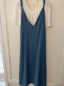 G+品牌两件套白色t+蓝色吊带裙一套均码，轻微拉丝，不太看得