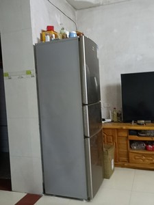 出海信 Hisense品牌的三门冰箱，颜色为银色，款式为对开