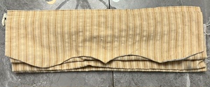 布艺窗帘，布艺卷帘，拉绳式，可升降。米色条纹，尺寸为高度17