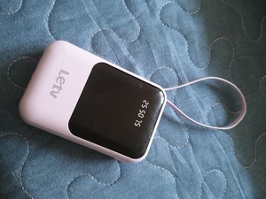 Letv/乐视充电宝 自带三线 啥手机都能充  便捷小巧 自