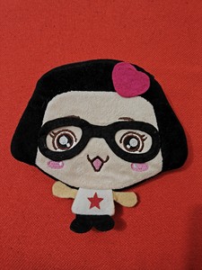 罕见的樱桃小丸子布偶钱包，创意独特新颖，粉色桃心发卡搭配黑框