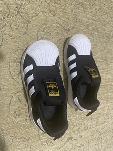 ADIDAS黑色白色配色阿迪达斯童鞋三叶草经典金标贝壳头百搭