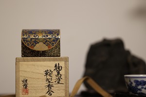 轮岛塗-鞍型香合「金莳绘-高木雅啟」多重纯金粉手工漆绘工艺，
