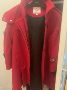 卓雅红色大衣，尺码是4但是这个款式是斗篷类型，比较宽松，不是