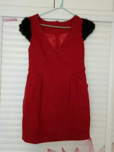 ISBL秋冬款红色连衣裙，肩为兔毛，上身显瘦，腰部两侧有口袋