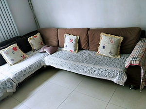 沙发一套，长1.9米，0.9米。塌长1.7米，宽0.9米。装