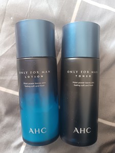 出AHC男士专用护肤品，包含润泽保湿乳液和润泽保湿化妆水，具