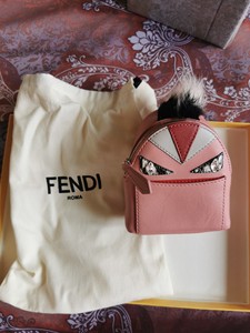 全新Fendi限量款手工制作小怪兽毛绒挂件，防尘袋盒子齐全。