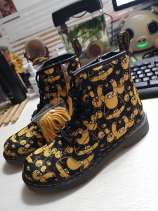 马丁靴Dr. Martens 经典卡通探险活宝 “Adven