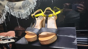 出一款黄色和黑色相间的凉鞋，品牌索菲亚。鞋子采用真皮材质，鞋