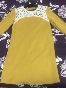 姜黄色真皮拼接连衣裙颜色是姜黄色的，灯光下有点色差，M码，白