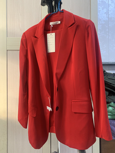 全新大红色西服套装，因为单位活动买了两套红衣服，裤子是直筒微