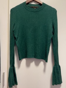 ur 绿色针织衫 绿色的亮丝 衣服显得不枯燥 背后交叉设计
