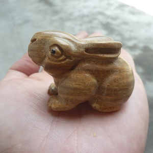 2寸绿檀木雕刻工艺品风水小摆件手把件 生肖兔 木兔子 乖巧兔子