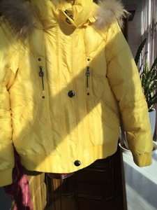 Yabaobao专柜正品羽绒服，超级暖，颜色很亮，柠檬黄色显