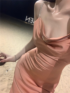 缎面质感荡领钻链吊带裙2023夏季新款法式露背侧开性感连衣裙