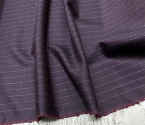 意大利进口紫红色底白竖条纹高支斜纹美丽奴精纺羊毛面料西装布料