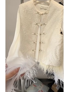 新中式国风高级感白色鸵鸟羽毛打底衫盘扣印花马甲背心两件套装女