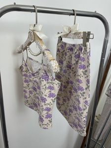 Sys紫色丁香花胸口捏褶短款小吊带松紧腰包臀裙夏季性感熟女套装