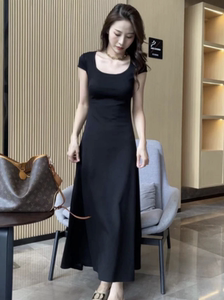 韩版修身方领显身材收腰包臀连衣裙女性感辣妹中长款显瘦短袖长裙