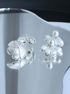 法式风时尚镶嵌珍珠花朵哑光拉丝耳钉小众轻奢气质高级感花瓣耳饰