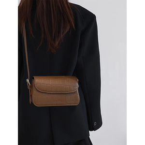 今年流行棕色小方包包女士2024新款轻奢小众高级质感单肩斜挎小包