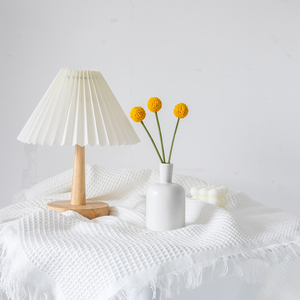 白色陶瓷小花瓶仿真黄金球拍照道具摄影背景布装饰网红北欧摆件