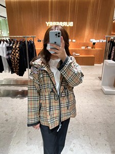 Burberry/巴宝莉经典格子条纹抽绳风衣束腰带饰连帽夹克女外套男