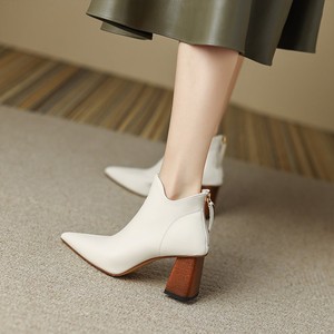 白色尖头短靴女粗跟秋冬款高跟鞋真皮厚底中跟气质法式踝靴马丁靴