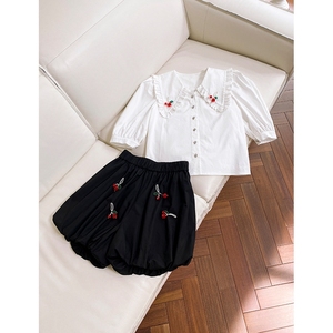 法式小众设计感泡泡袖娃娃领白色樱桃钉珠衬衫黑色灯笼短裤两件套
