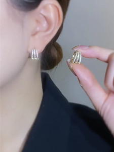 轻奢镶钻耳圈耳环女小众设计感防过敏银针耳钉2022年新款潮高级感