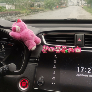 汽车显示屏中控台车内饰品摆件毛绒草莓熊电动车装饰品小配件女生