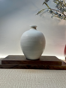 日本陶瓷花器侘寂风白釉刀挑纹圆肚花瓶