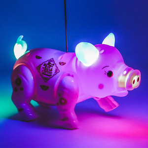 元宵节手提儿童灯笼塑料电动发光玩具红色牵绳走路猪春节新款花灯
