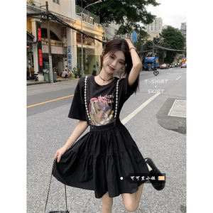 韩系套装女夏季减龄卡通印花黑色短袖T恤珍珠链背带半身裙两件套