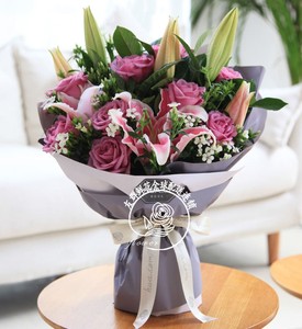11枝冷美人紫玫瑰+多头粉百合精包装全国连锁配送节日鲜花花束