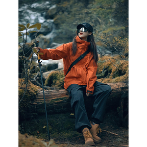 美式橙色冲锋衣外套女2024春季新款山系户外旅行登山服三防夹克潮