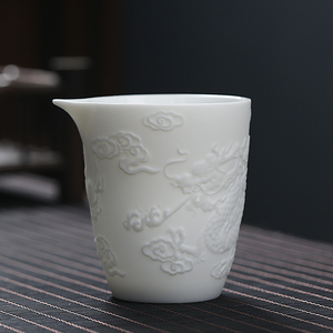 羊脂玉瓷素烧白公道杯浮雕龙分茶杯陶瓷茶海家用公杯功夫茶具配件