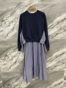 小众设计 早秋新品纽扣拼接卫衣棉布条纹蝙蝠袖中长款连衣裙 女装